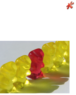 Kinderhand mit Farbe verschmiert